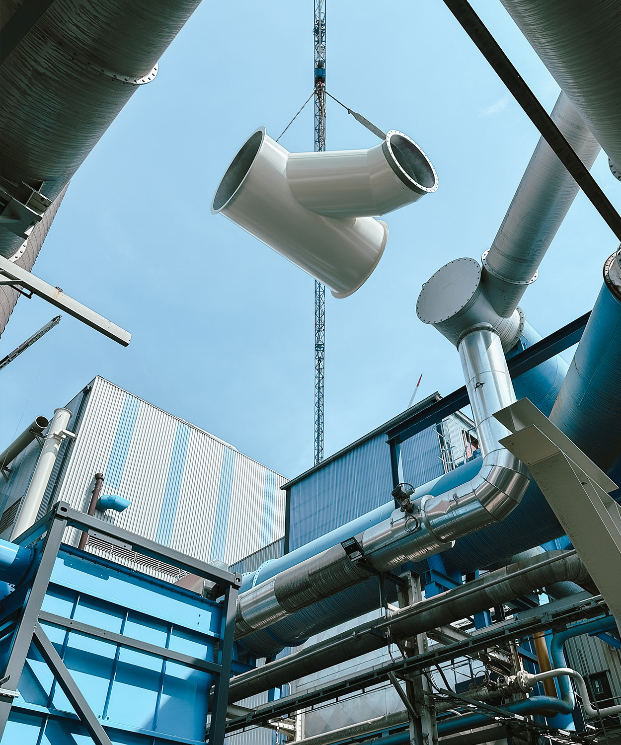 Travaux de maintenance sur des installations industrielles.