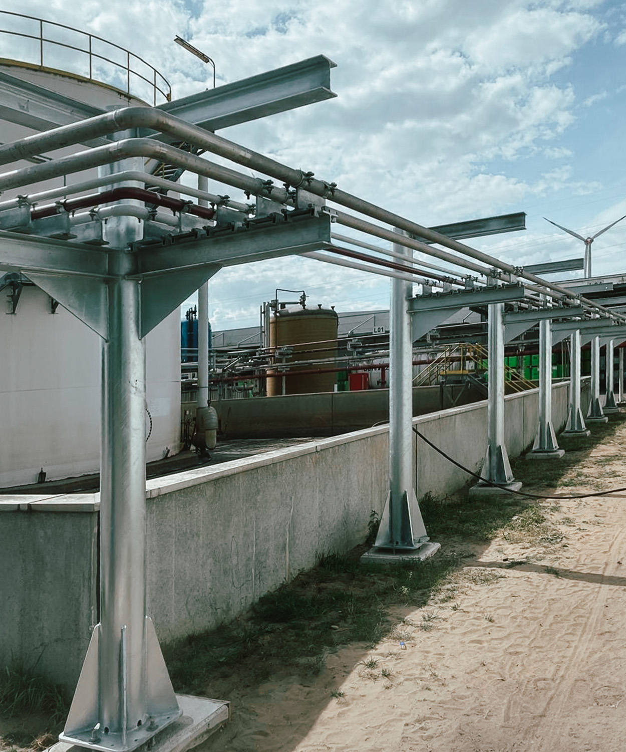 Pijpenbrug constructie in industriële omgeving.