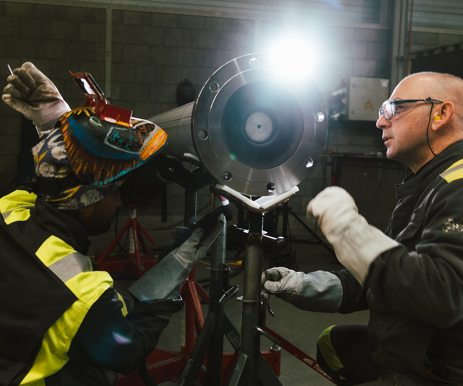 Pijpfitter en lasser aan het werk in industriële omgeving bij Asotep