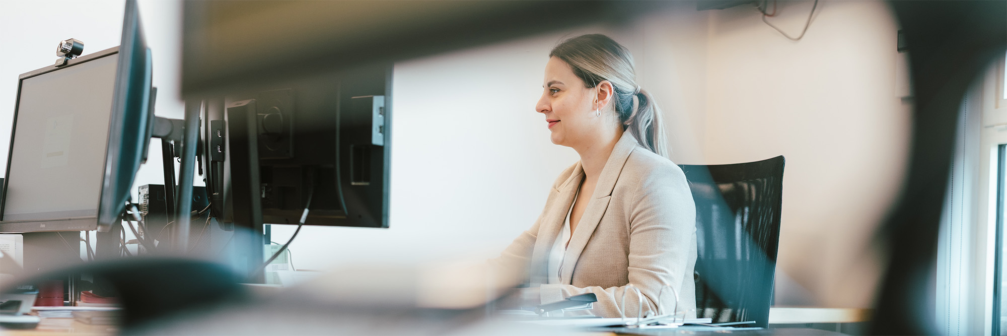 Receptioniste van Asotep verwelkomt klanten en behandelt contactaanvragen.
