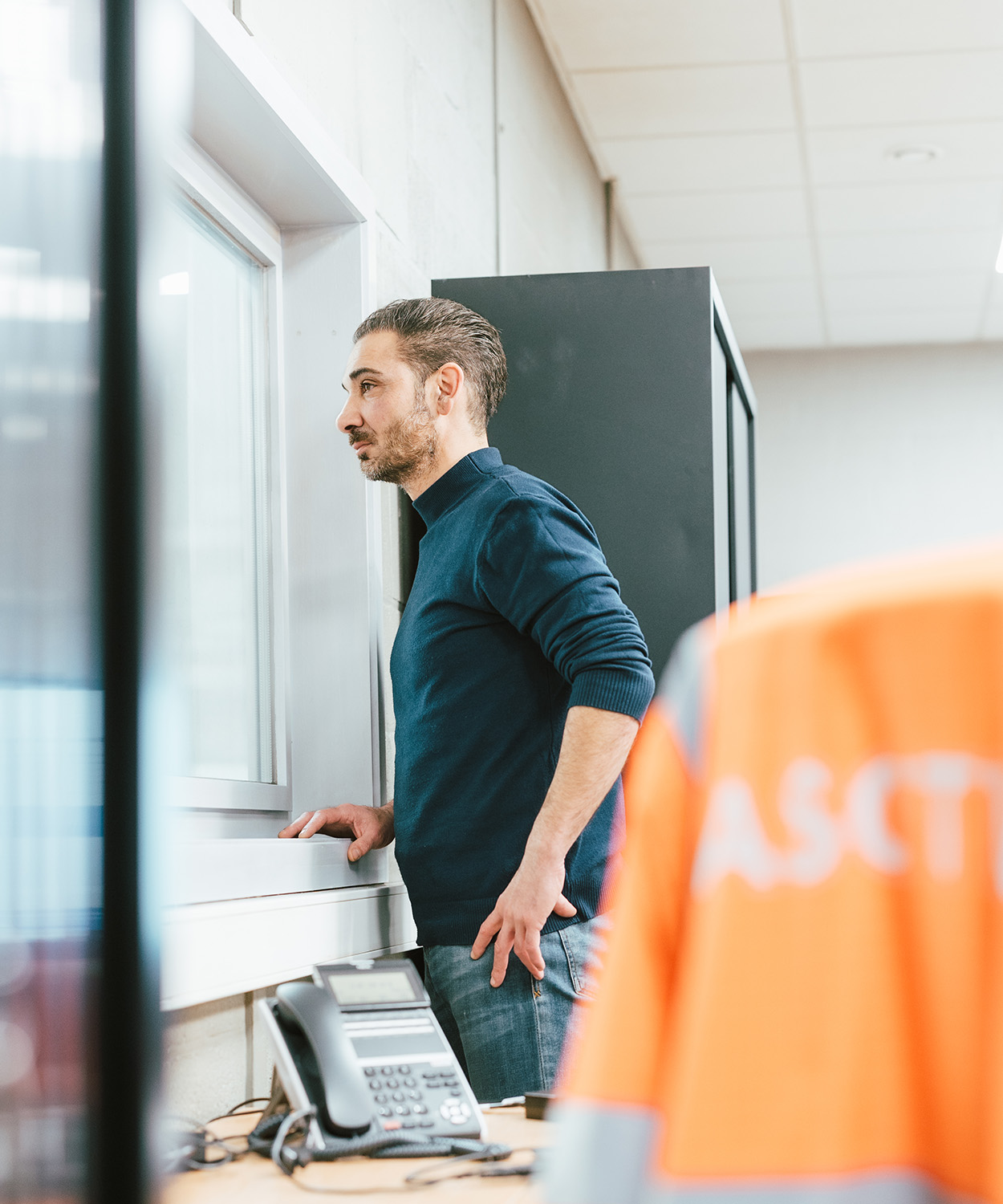 Équipe de professionnels d'Asotep dans un environnement de travail industriel