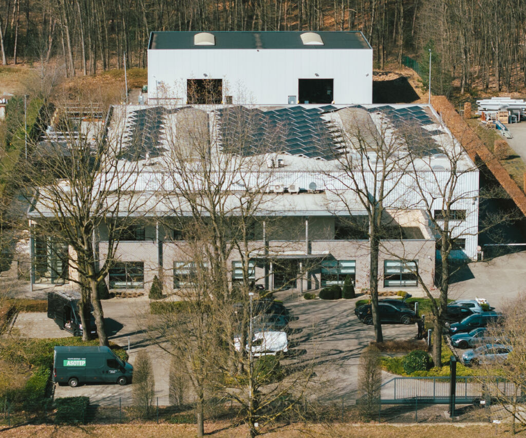 Vestiging van Asotep in Genk met industriële infrastructuur